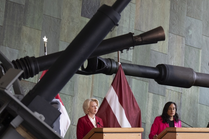 Anita Anand ir Inara Murniece 