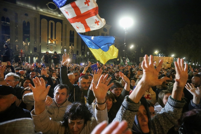 Sakartvele dešimtys tūkstančių žmonių susirinko protestuoti dėl įtariamų rinkimų pažeidimų 