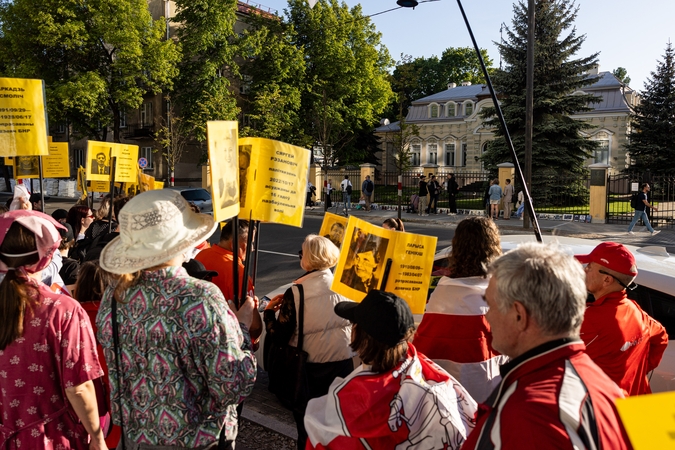 Baltarusių protestas prie Baltarusijos ambasados