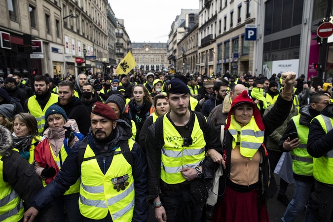 E. Macronas apgailestauja, kad per „geltonųjų liemenių“ protestus žuvo 11 žmonių