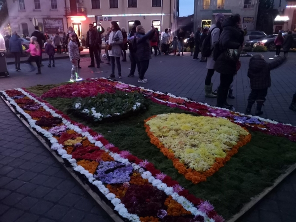 Į Švėkšną plūstančius tūkstančius šventės lankytojų išmaudė lietus