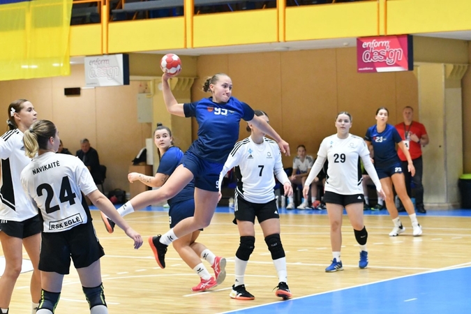 Moterų rankinio čempionatas prasidėjo dramatiška čempionių pergale