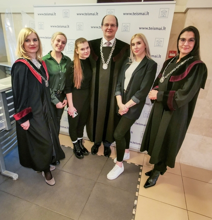 Projekto „Diena su teisėju“ dalyvės su Teismo pirmininko pavaduotoja V. Motiejūniene, Teismo pirmininku A. Purvainiu ir teisėja V. Padriezaite