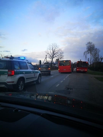 Prie Vaišvydavos susidūrė „Škoda“ ir autobusas