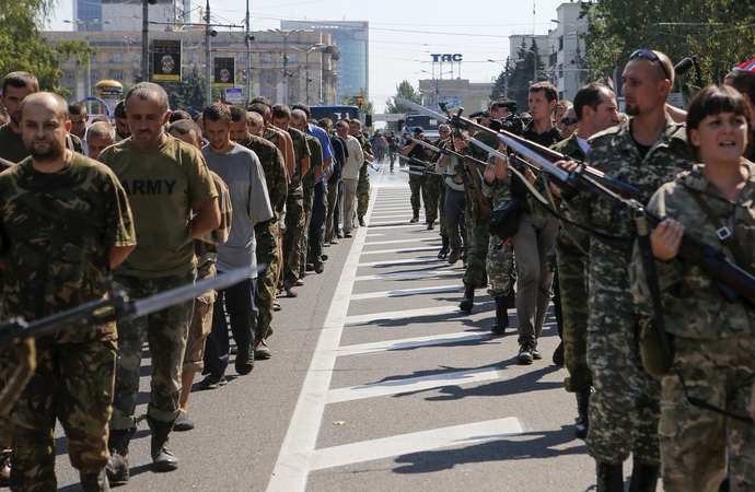 Separatistai Donecke pademonstravo dešimtis ukrainiečių karo belaisvių 