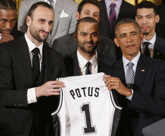 B. Obama Baltuosiuose rūmuose priėmė NBA čempionus