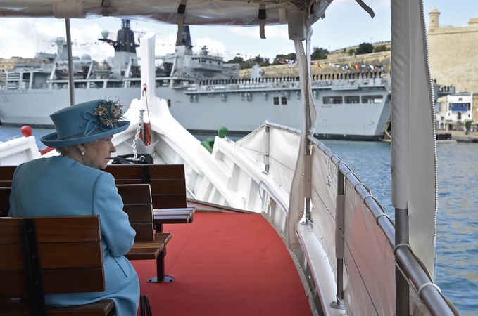 Britanijos karalienė plaukė laivu per nostalgišką vizitą Maltos saloje