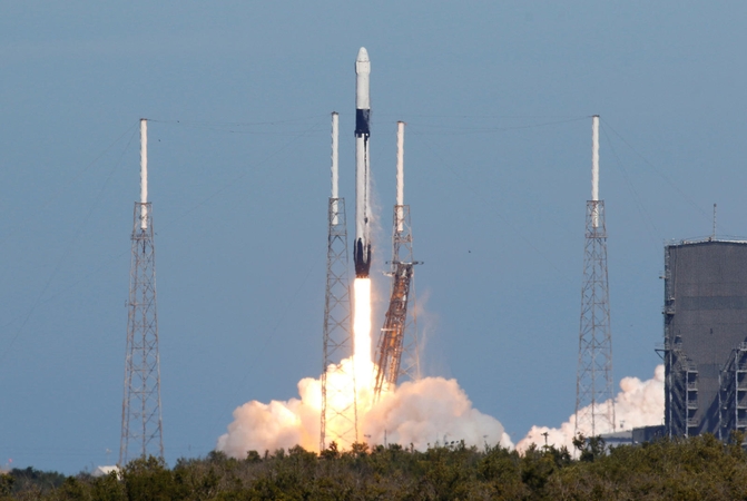 „SpaceX“ raketa iškėlė į kosmosą 10 ryšio palydovų