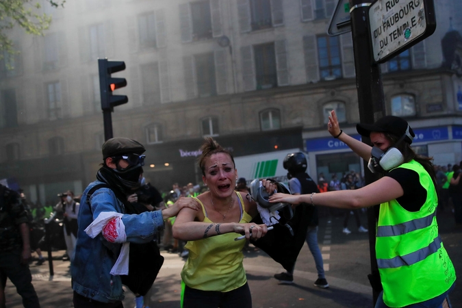 Paryžiuje sulaikyti beveik 130 „geltonųjų liemenių“ protestuotojų 