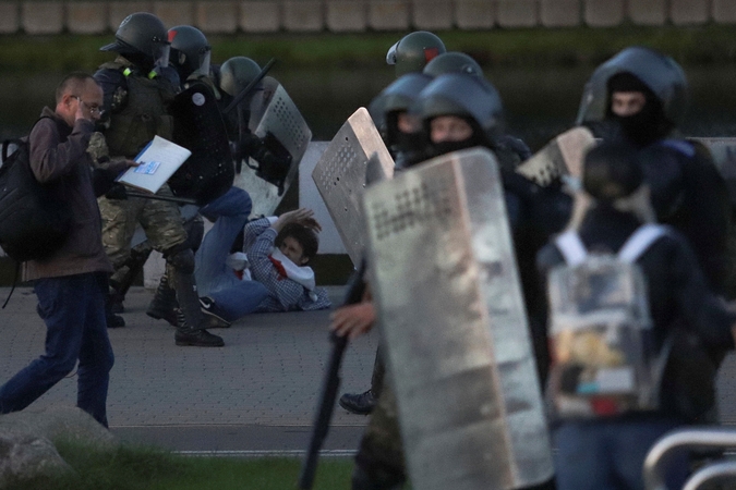 Minske saugumo pajėgos panaudojo vandens patrankas, suima protestuotojus