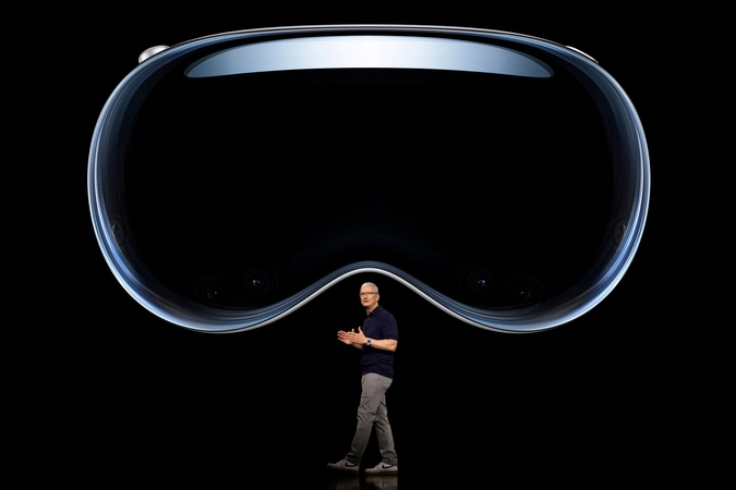 „Apple“ gerokai apkarpo mišriosios realybės akinių „Vision Pro“ gamybos planus 