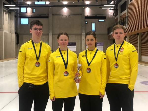 Lietuvos jaunimo akmenslydžio komanda turnyre Estijoje pranoko 15 komandų ir iškovojo bronzą