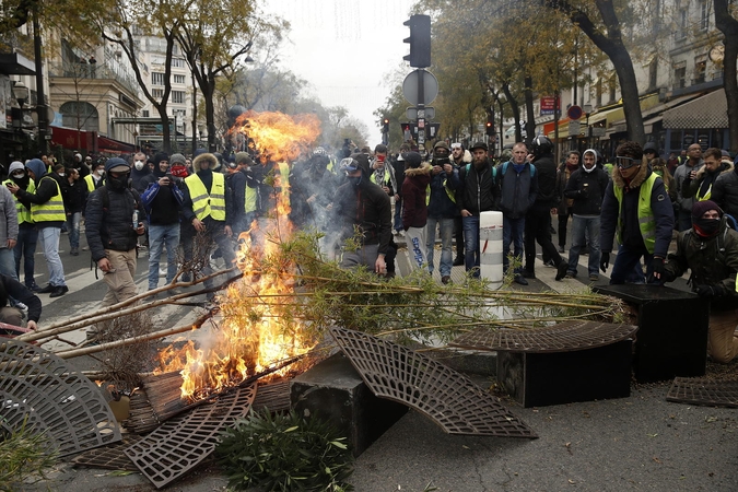 Paryžiuje suimta apie 700 „geltonųjų liemenių“ protestuotojų
