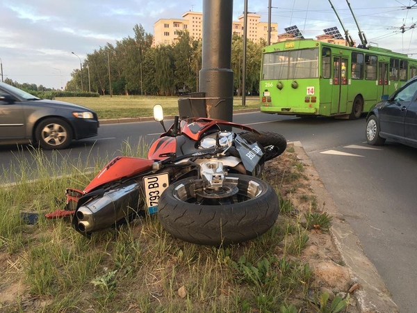 Kaune motociklas rėžėsi į stulpą, jo vairuotojas išvežtas į Klinikas