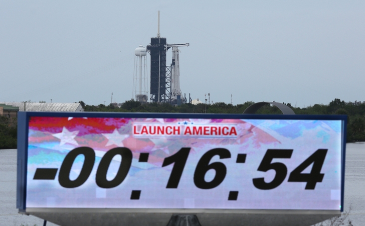 Bendrovės "SpaceX" erdvėlaivio pirmoji pilotuojama misija atšaukta dėl nepalankių orų