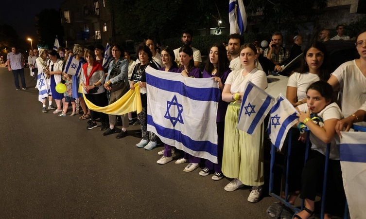 „Hamas“ sako, kad išlaisvino dar dvi įkaites 