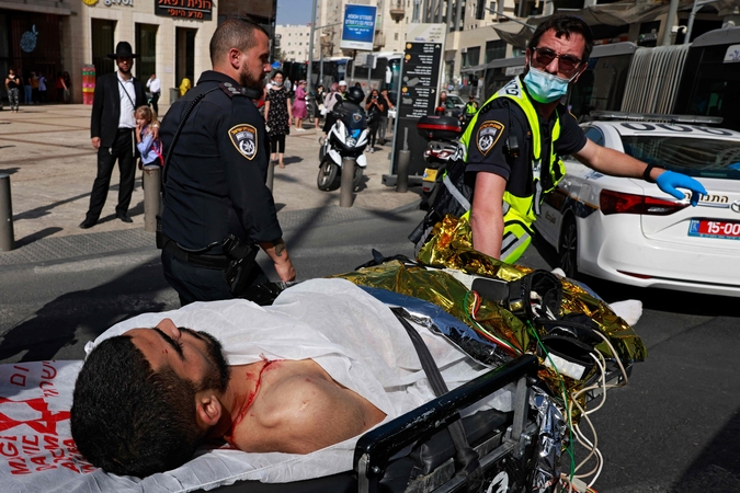 Palestinietis subadė du izraeliečius, jį patį pašovė policija