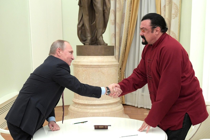 Pats V. Putinas S. Seagalui įteikė Rusijos piliečio pasą