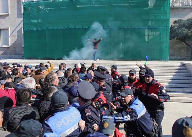 Albanijoje – tūkstantiniai protestai, demonstrantai veržiasi į vyriausybės pastatą