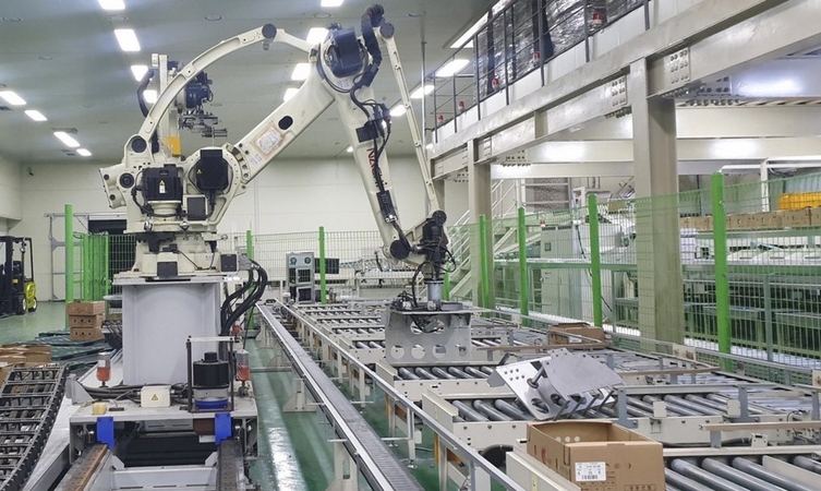 Pietų Korėjoje pramoninis robotas pagriebė ir mirtinai sutraiškė žmogų