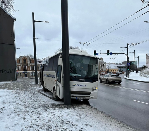 Šv. Gertrūdos gatvėje į stulpą rėžėsi maršrutinis autobusas