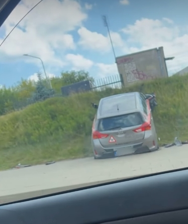 Vilniuje mokomasis automobilis išlaužė skiriamąją tvorą ir sustojo įvažiavęs į kalną