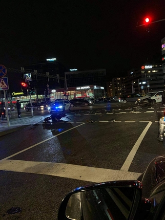 Per avariją Vilniuje motorolerio vairuotojui lūžo koja