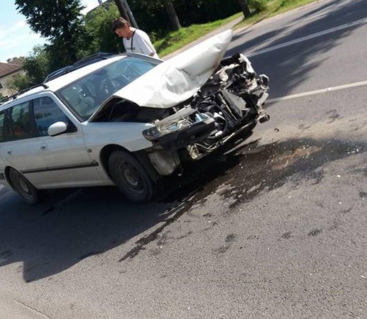 Veiverių gatvėje susidūrė du automobiliai