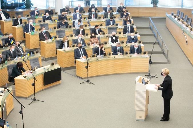 Seimas atmetė prezidento siūlymą dėl 100 eurų išmokos 