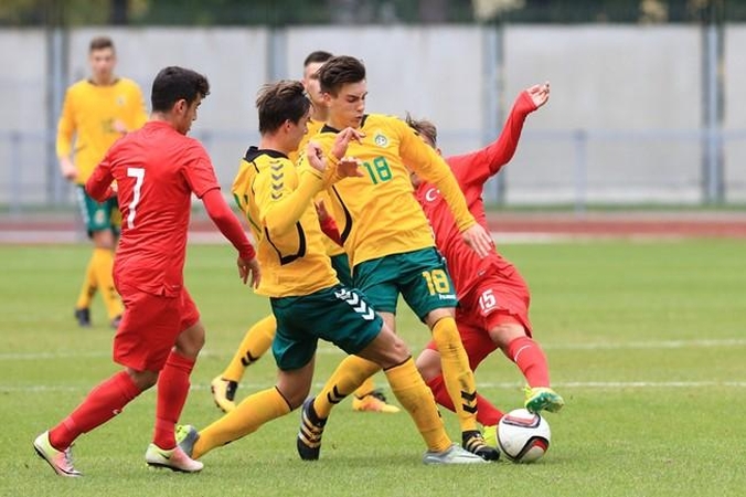 Jaunių futbolo rinktinė lyderių neišsigando