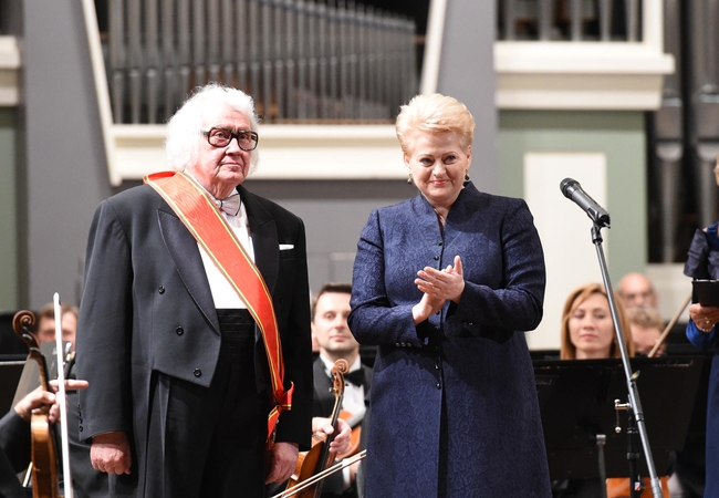 Prezidentė profesoriui J. Domarkui įteikė valstybinį apdovanojimą