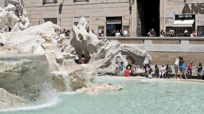 Nesutardamos dėl vietos asmenukei, prie Trevi fontano susipešė dvi turistų šeimos