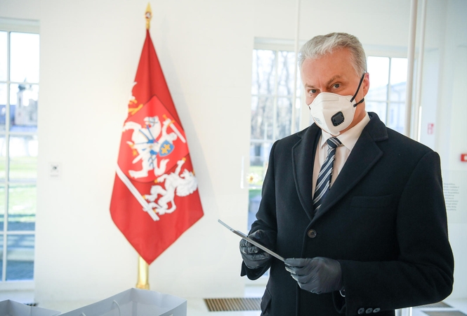 Trakų rajono moksleiviams G. Nausėda perdavė Valstybės pažinimo centro planšetes