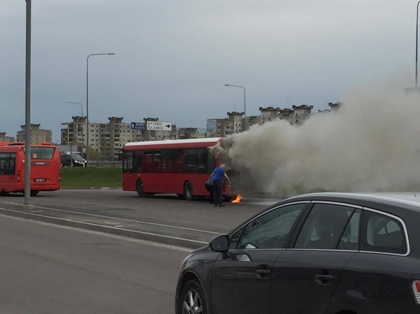 Prie „Megos“ užsiliepsnojo autobusas