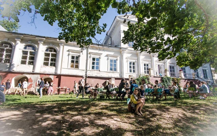 Dešimtoji Kino stovykla – gamtoje, kaitroje ir įelektrintoje kompanijoje