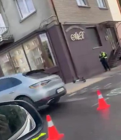 Prie „Aklųjų“ sankryžos susidūrė „Porsche“ ir paspirtukininkė