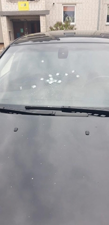 Mastaičiuose apšaudytas BMW priekinis stiklas, subadytos padangos