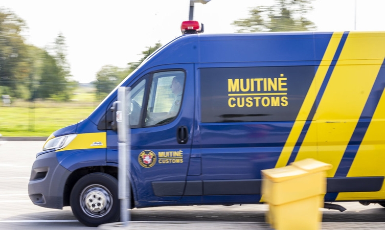 Muitinė: bandymų įvažiuoti į Lietuvą su rusiškais automobiliais nebėra