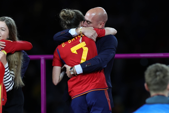 Ispanijos futbolo federacijos prezidentas atsiprašė už bučinį sportininkei