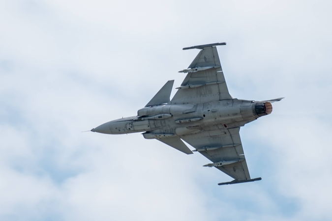 Ukrainos pilotai mokosi valdyti švediškus naikintuvus „Gripen“ 