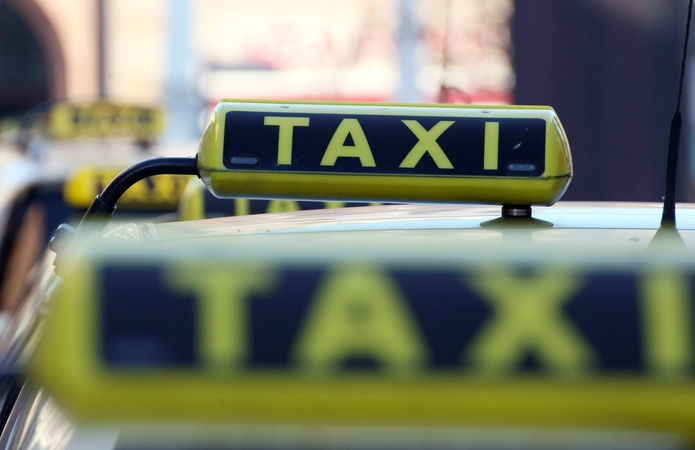 Taksistas išprievartavo automobilyje užmigusią girtą moterį