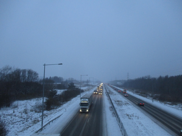 Eismo sąlygas kai kur sunkina rūkas ir krituliai