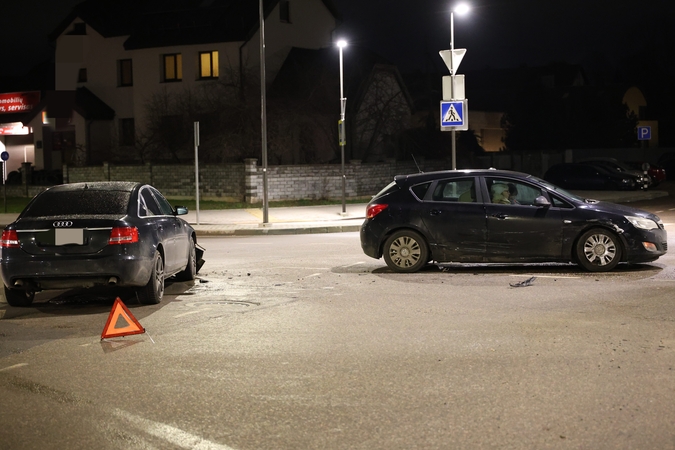 Lukšio gatvėje susidūrė automobiliai „Audi“ ir „Opel“