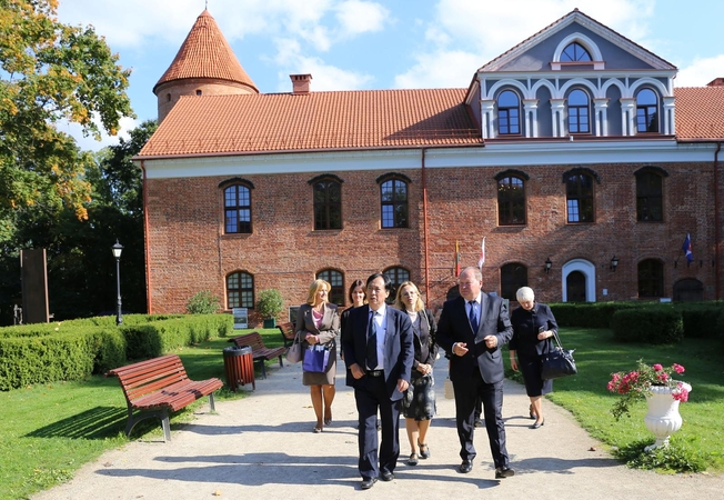 Ambasadorių sužavėjo japoniškos kultūros sala Kauno rajone