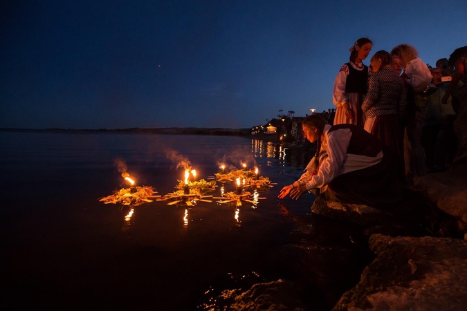 Joninių vainikais pasipuošė Neringa ir festivalio „Tek saulužė ant maračių” svečiai