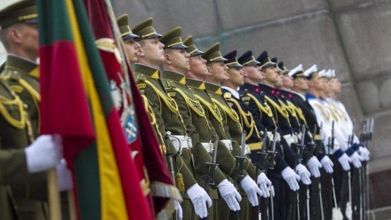 Lietuviai kariais pasitiki labiau nei politikais