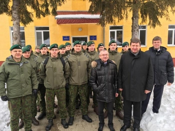 Krašto apsaugos ministras Ukrainoje susitiko su Lietuvos kariais