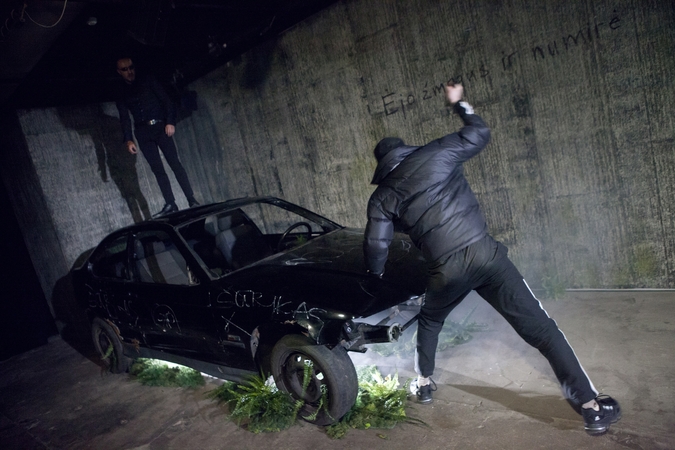 Spektaklio „Keturi“ BMW iš teatro išvažiuoja ant Kauno asfalto