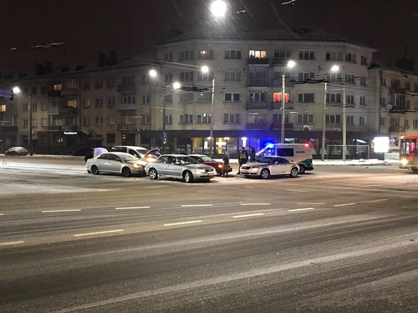 Avaringoje Kauno sankryžoje susidūrė keturi automobiliai
