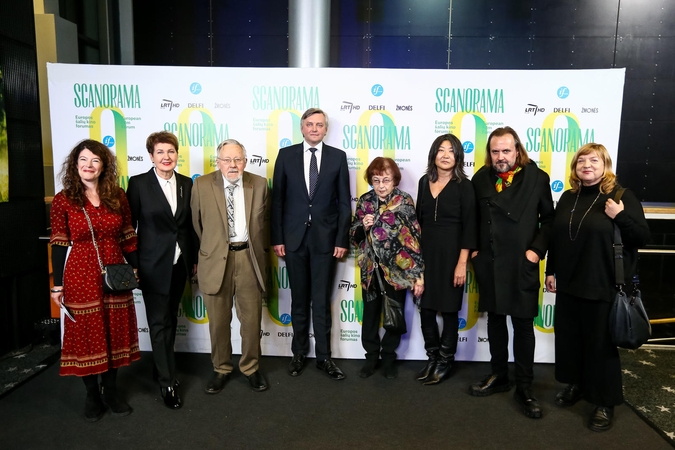 „Scanoramoje“ į filmo „Valstybinės laidotuvės“ premjerą susirinko garsūs žmonės